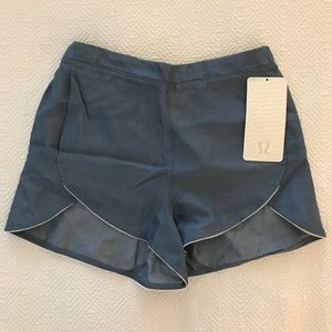 lululemon - wake & flow short - chambray